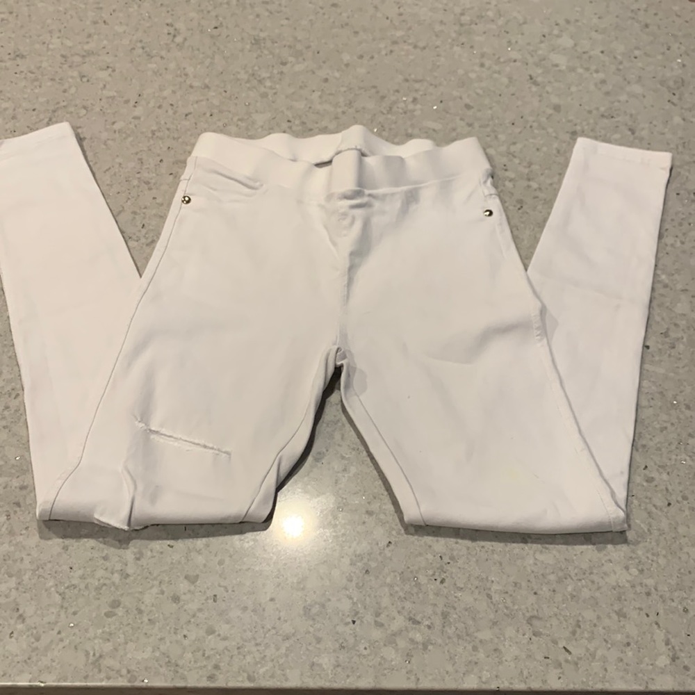 White Skinny jeans with elastic waist.